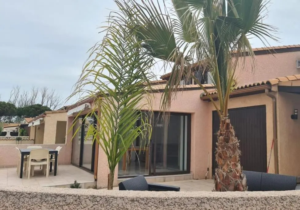 T3 60 m2 SUR SITE AVEC PISCINES ET MER A 200 M