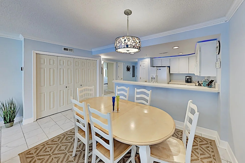 Bayside W/ Pool - Walk To Beach & Dining 2 Bedroom Condo