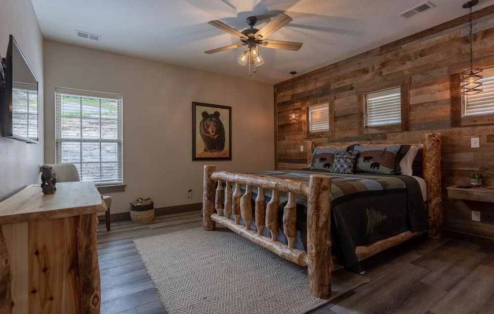 Lakefront Haven - 10 Br Home