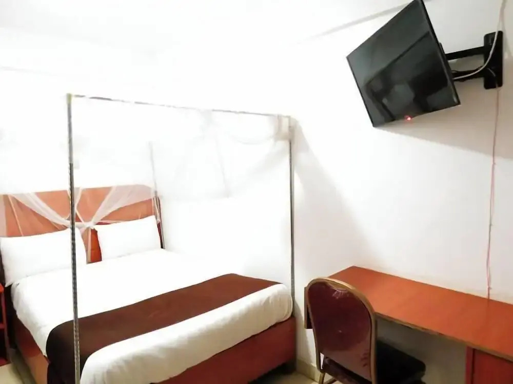 Kim's Breeze Hotel Ltd and Choma Zone
