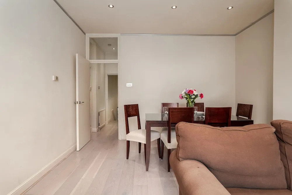 Bright Eardley Crescent Nest