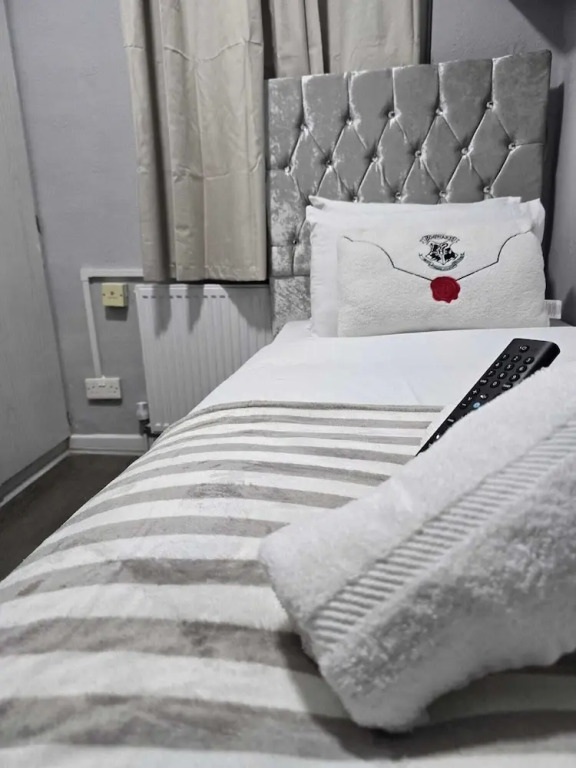 Heathrow roomzzzz BnB
