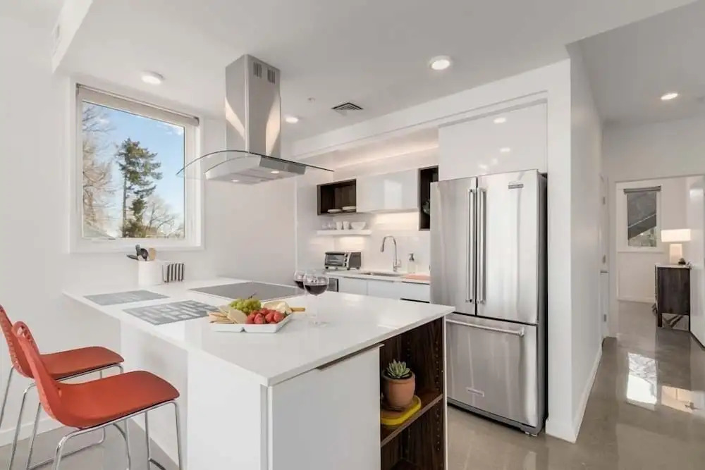 Modern Elegance on Linden Walk/bike Everywhere!