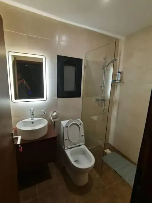 Modern 2-bedroom unit with pool and beach access