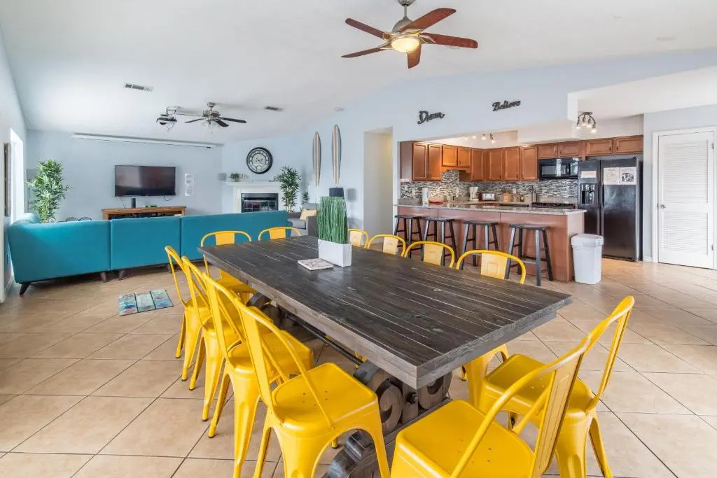 Zula Life Beach House, Sleeps 16, Private Heated Pool and Spa, 4min Walk To The Beach, Pets Welcome, Fenced Yard