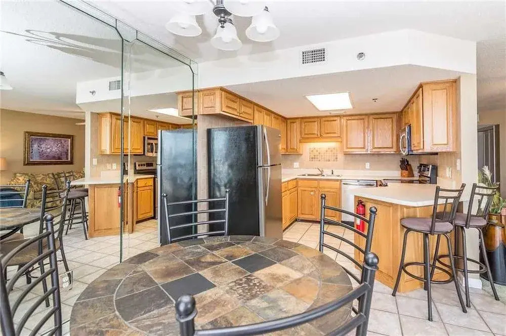 Phoenix VII 614 - 1 Br condo by RedAwning
