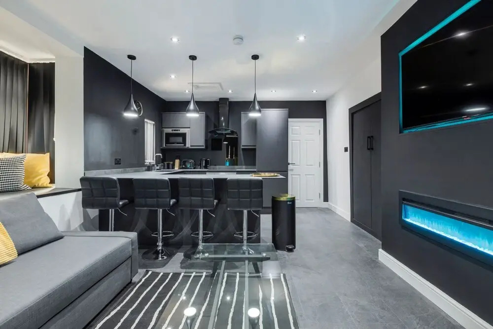 TWO BED Modern Apartment 5min walk to Town centre with Free Parking ! Under New Management