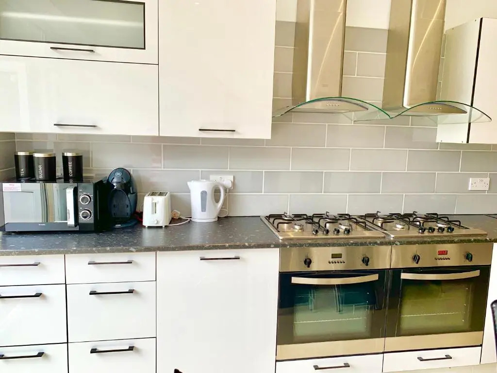 3 Bedrooms, 3 Baths, Spacious Lounge, Full Kitchen, Garden, Ground Floor, Free Parking