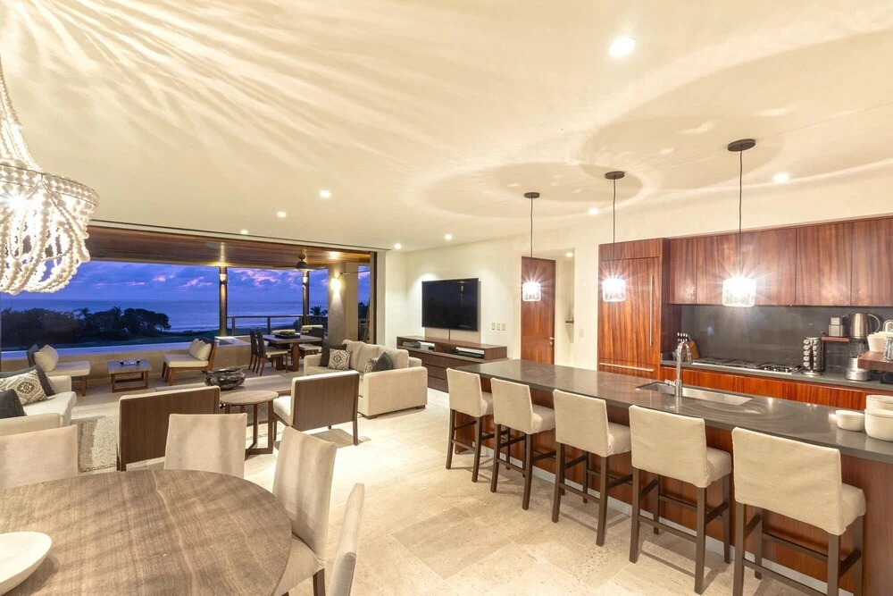 Sunny Vacation Condo 4