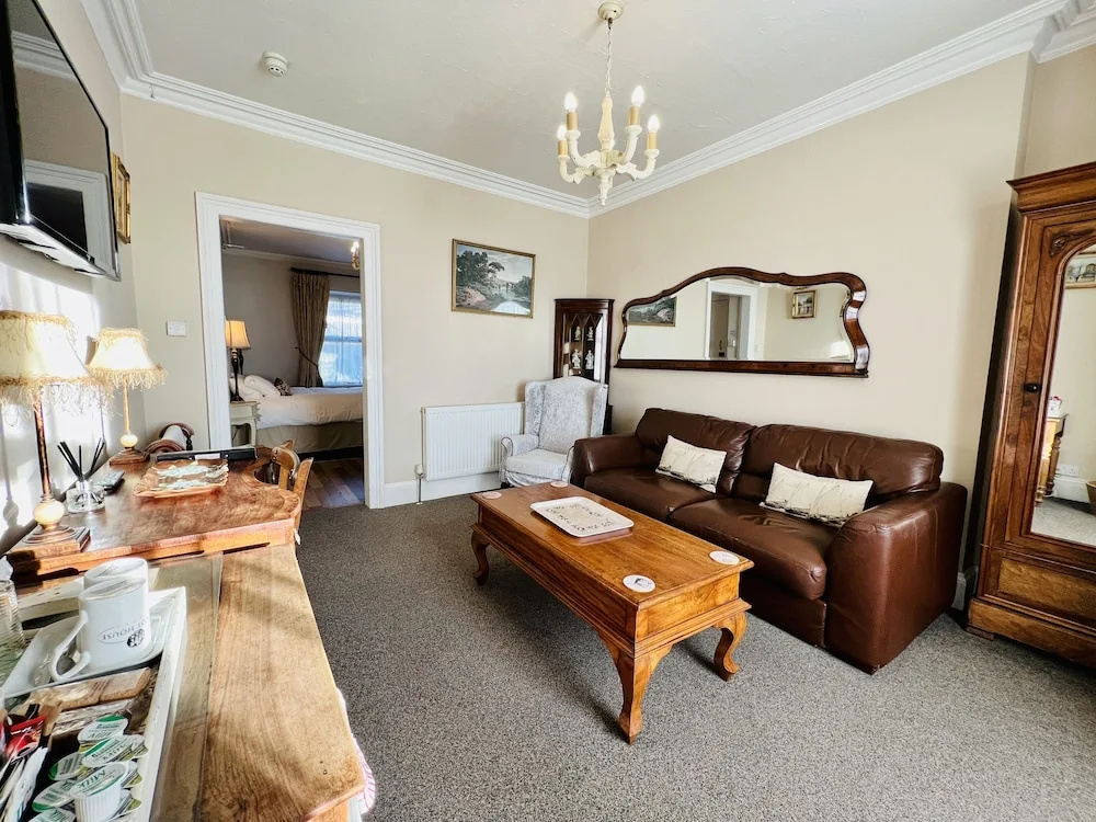 Ascot House Hotel
