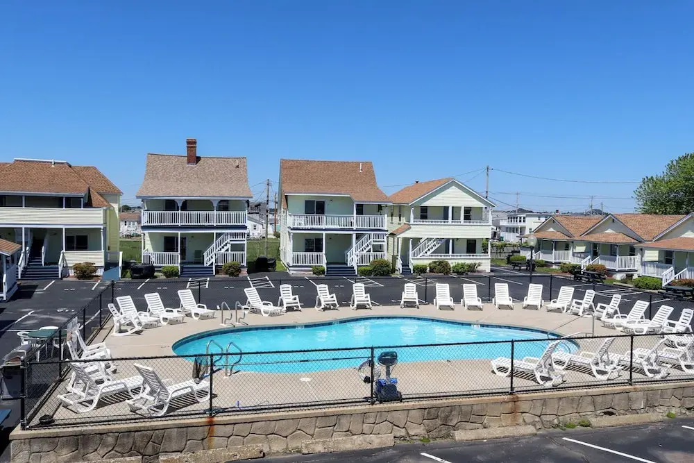Mainsail Inn & Cottages