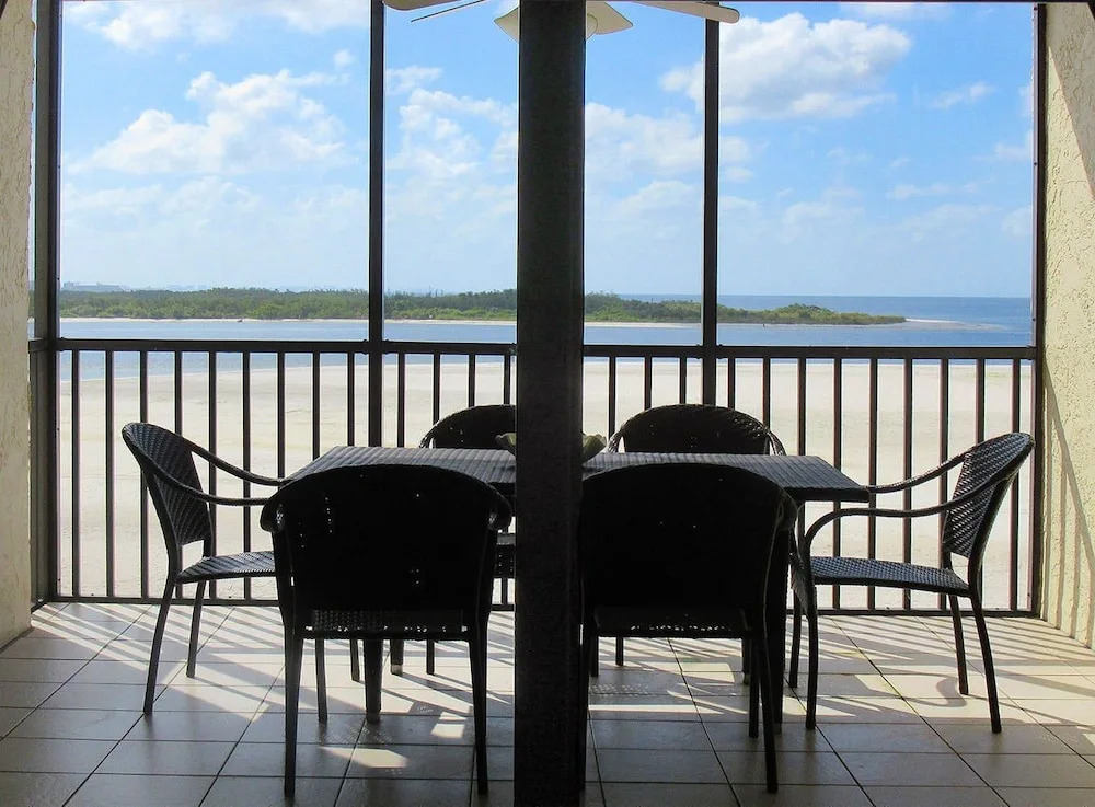 Carlos Pointe 424 2 Bedrooms 2 Bathrooms Condo