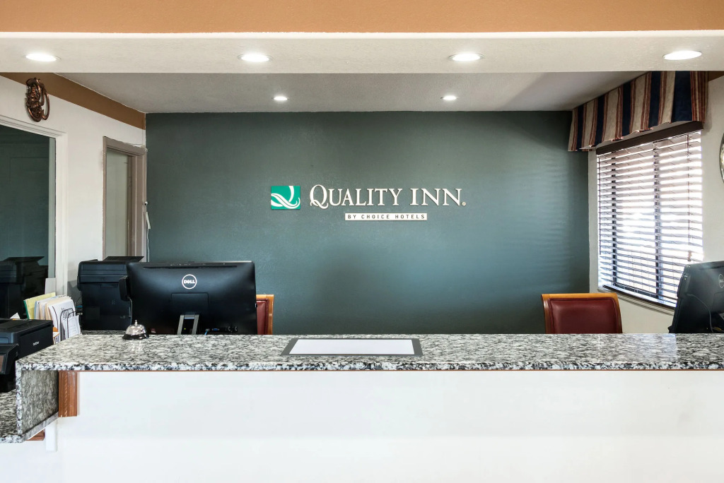 Desert Sands Inn & Suites