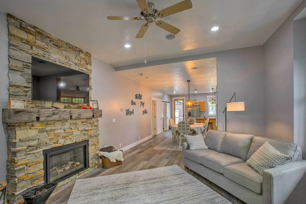 < 1 Mi to Dtwn Ludington: Bright Lower-level Unit