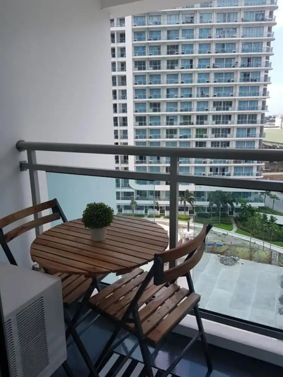 Manila Urban Resort at Azure