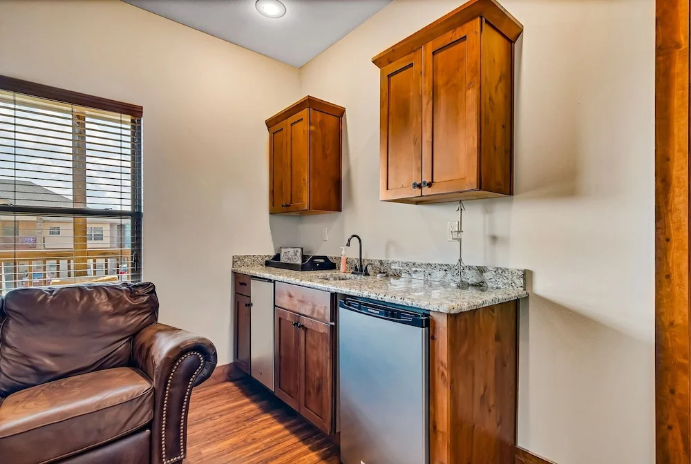 Rockwood Lake Lodge 7 Bedroom Home by RedAwning