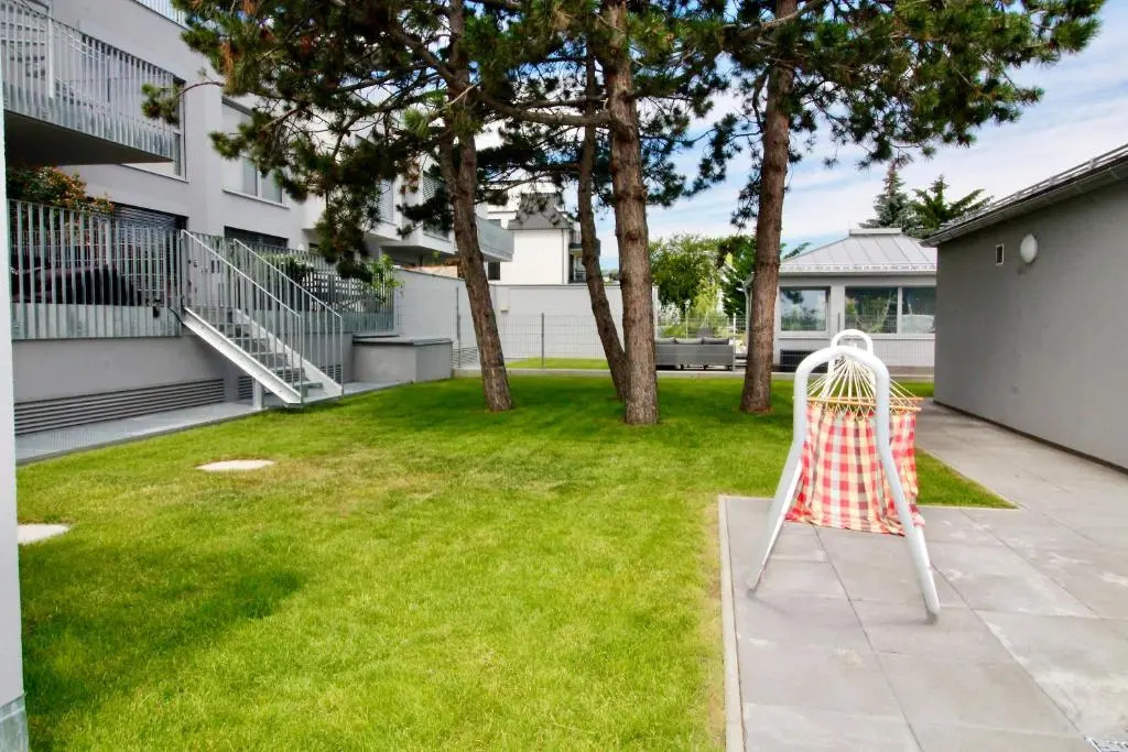 Maureen Lovely 2 Bedroom Unit with Community Pool