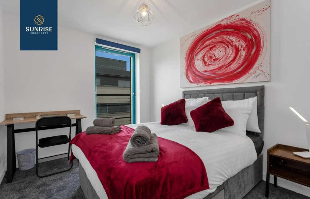 THE PENTHOUSE, Stunning Views, Foosball Table, Central Location, 3 Rooms, Sleeps 6, Ideal for Families, Tourists, Business Travellers