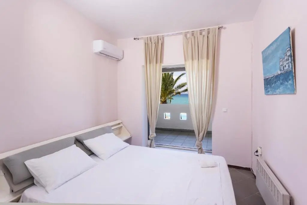 Villa Beachfront Kiss - 4bdrms, Tennis Court, Pool, BBQ, Beachfront