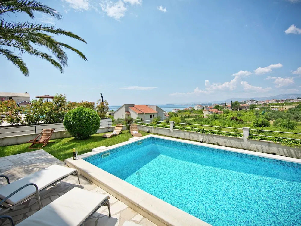 Luxury Apartment in Private Home With Private Pool & Garden, Bbq, Wifi, Parking