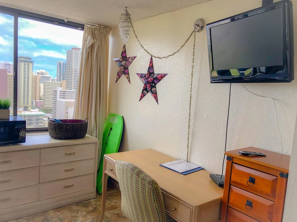 Bright & Breezy Waikiki Studio