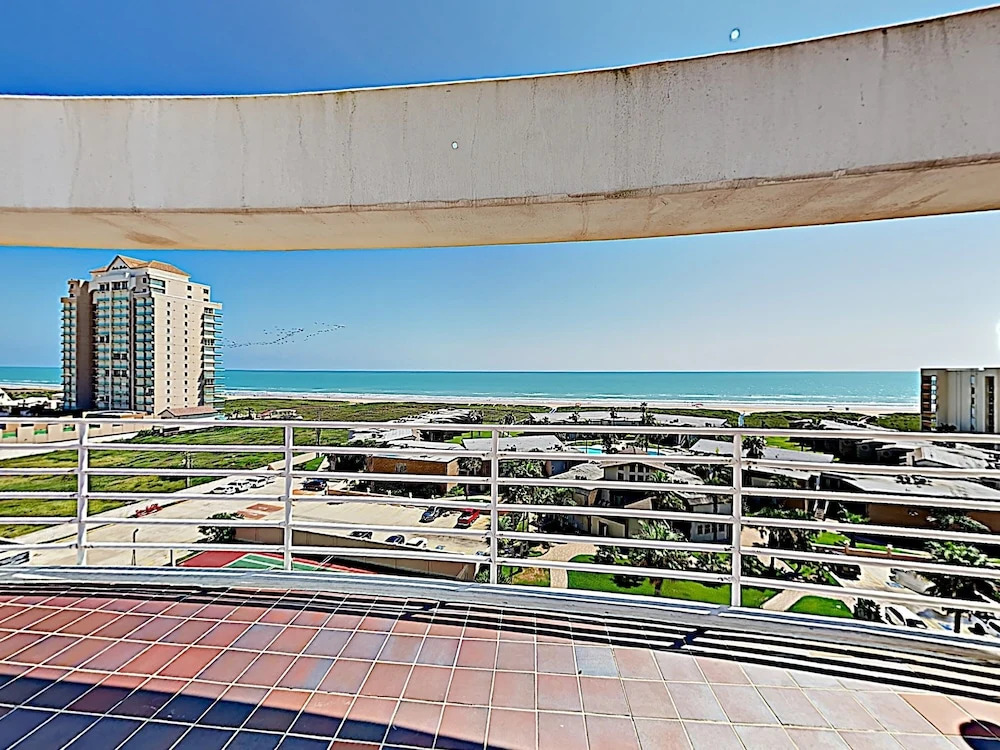 New Listing! Posh W/ Pool - Steps To Beach 2 Bedroom Condo