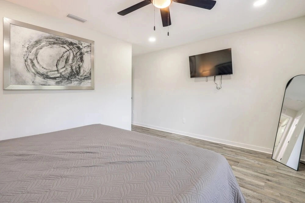 Walk to Stadiums & Dining: Pet-friendly Home