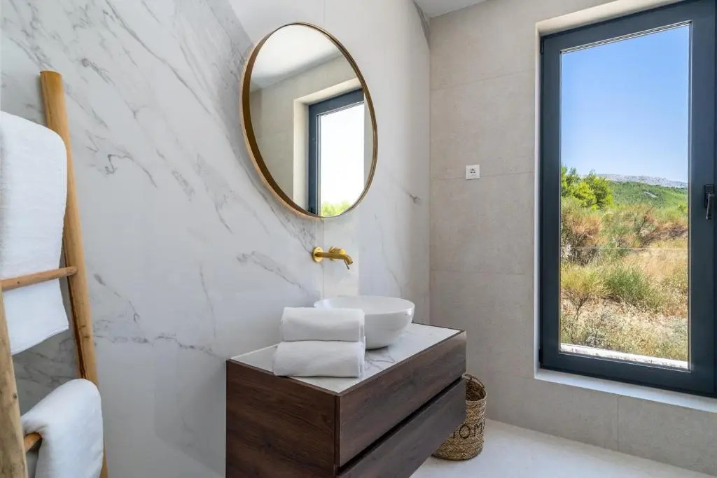Seaview Villa Nocturno with 4 en-suite bedrooms, private 35smq infinity pool with hydromassage