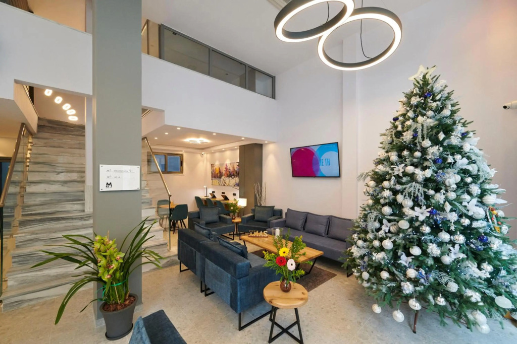 Отель Meni