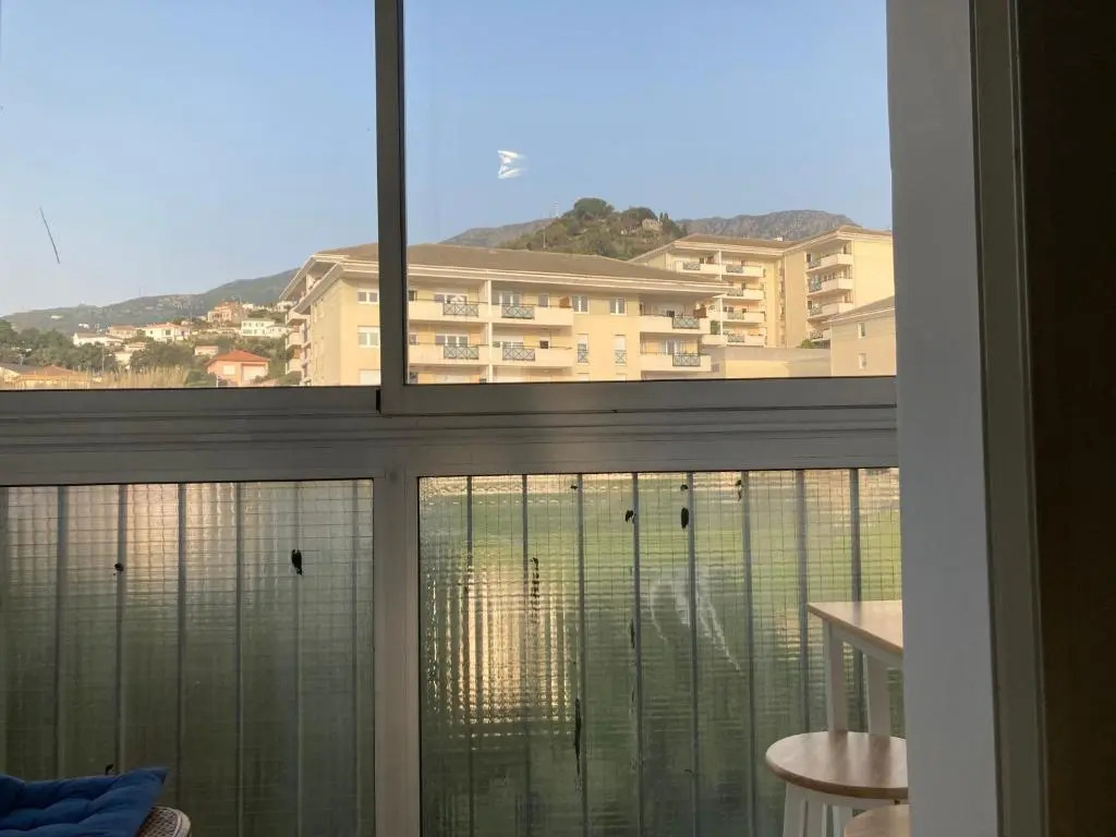 Location chambre avec salle de bain et partie commune Mountain View & Sea View renting 1 of 3 bedrooms with shared common space 3 bdrm apt not 1 bdrm plus clime ou ac