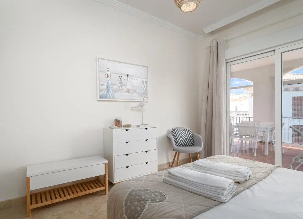 2251-Newly furnished 2 bedrooms with terrace!