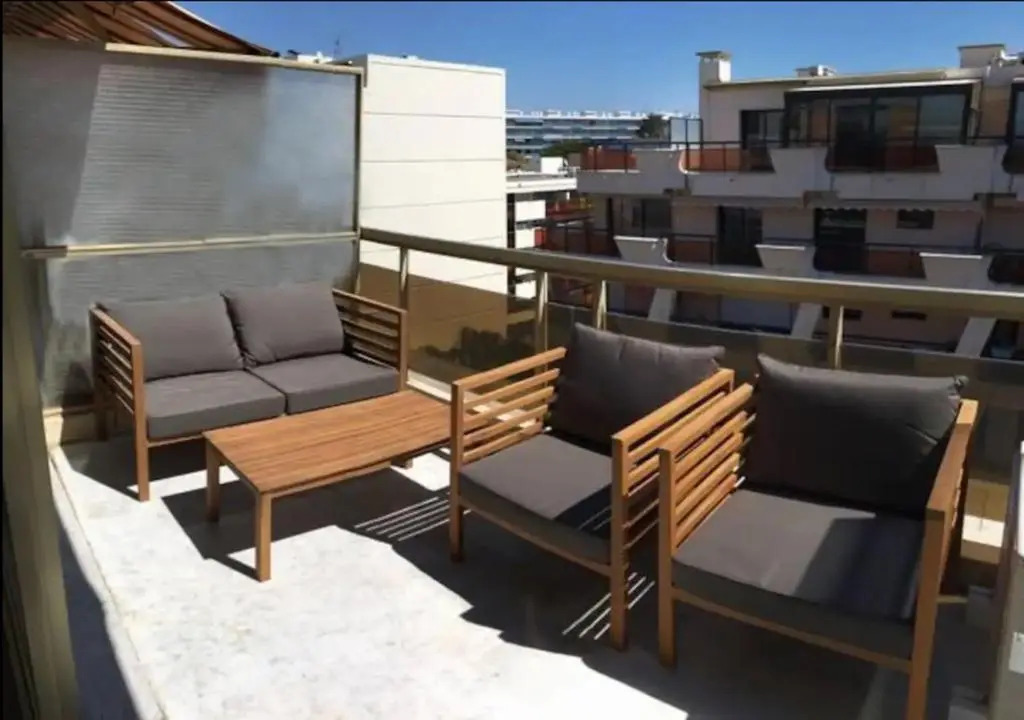 Très beau studio avec terrasse, situé à 100m des plages de Juans les pins
