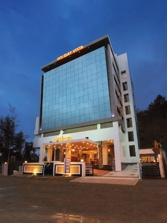 Holiday Vista Thekkady a premium hotel near periyar wild life sanctuary with sky view pool