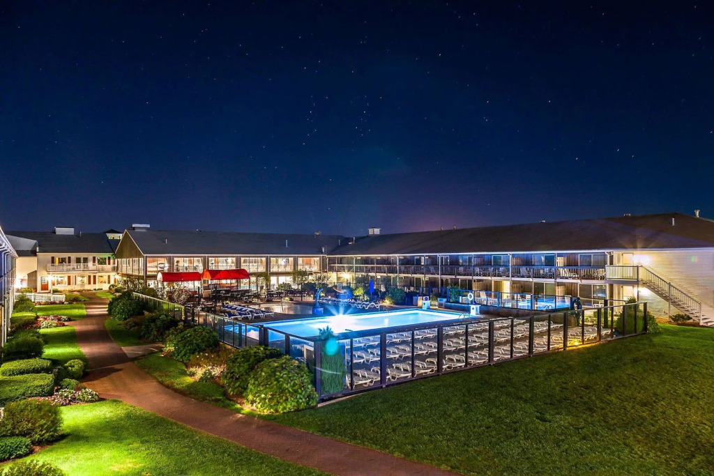 Red Jacket Beach Resort