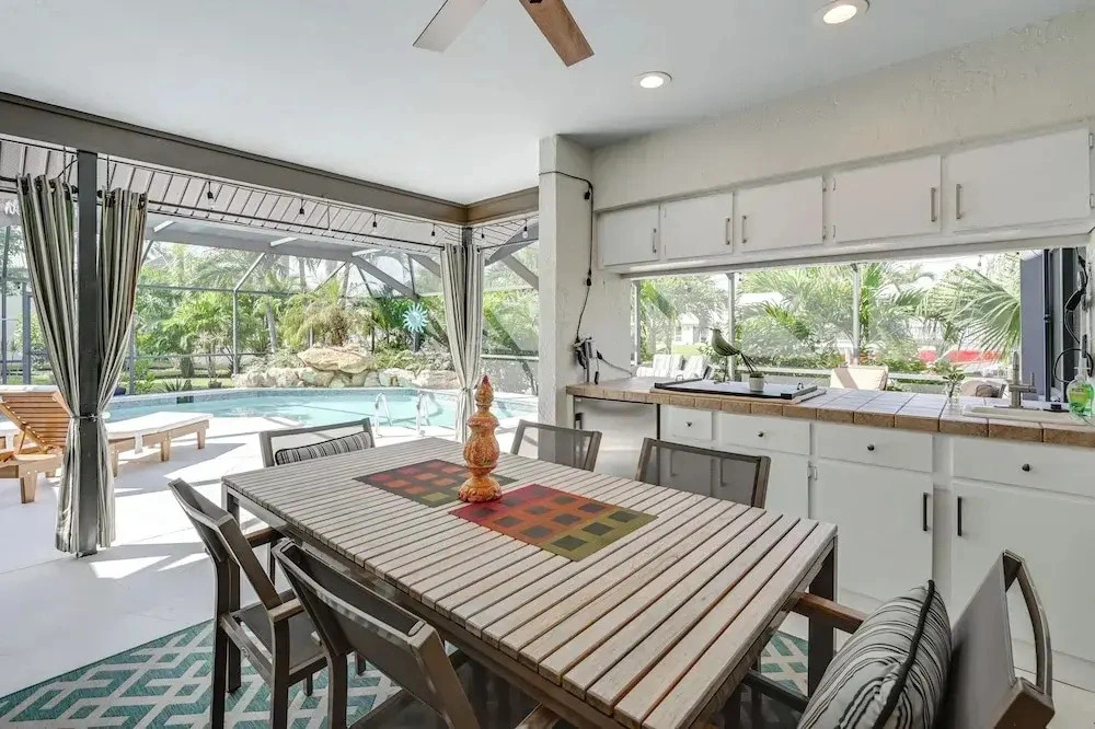 Saltwater Pool & Dock: Canal-front Cape Coral Home
