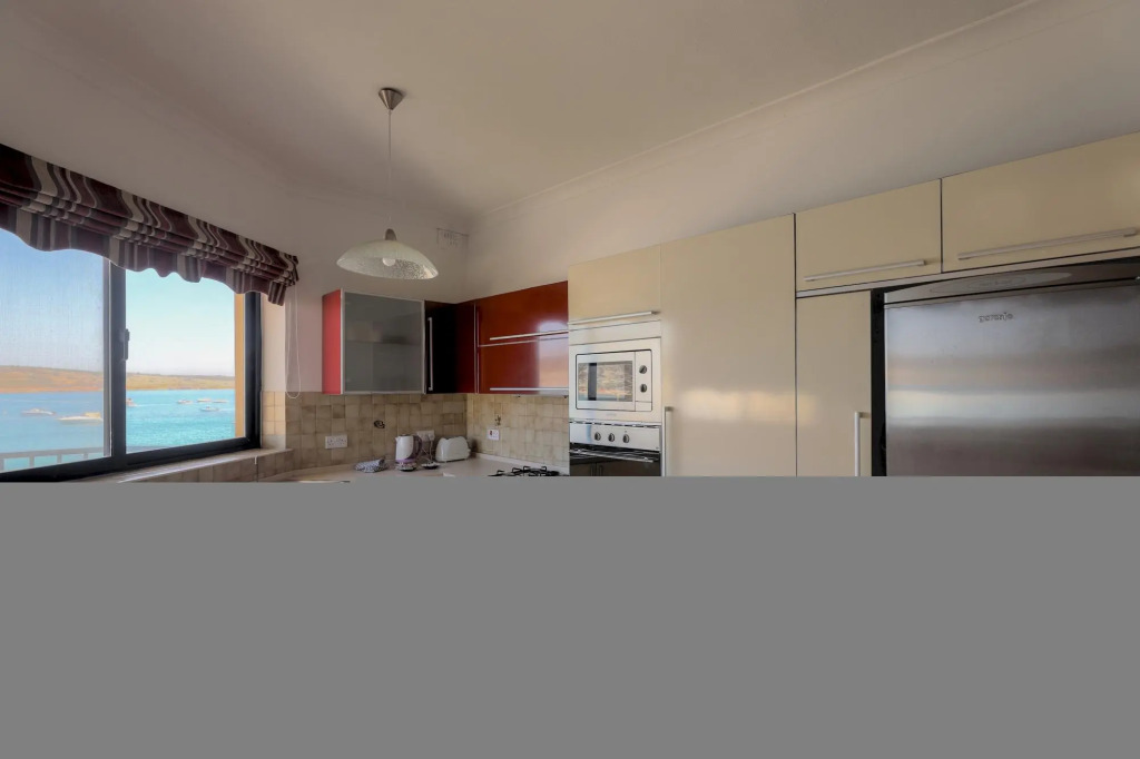 Seafront 2 Bedroom Apartment Overlooking Bay