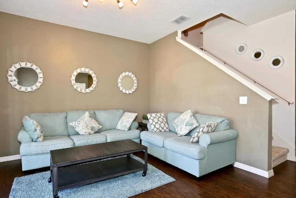 Amazing townhouse fits in10 gated community just 10 min to Disney!