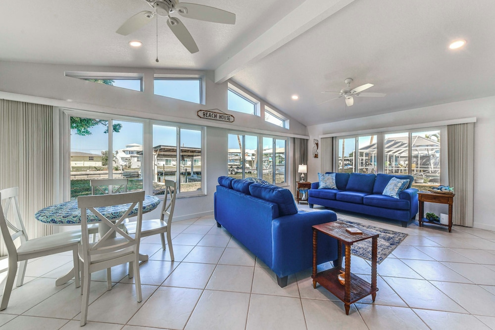 2 Mi to Englewood Beach! Home w/ Private Dock
