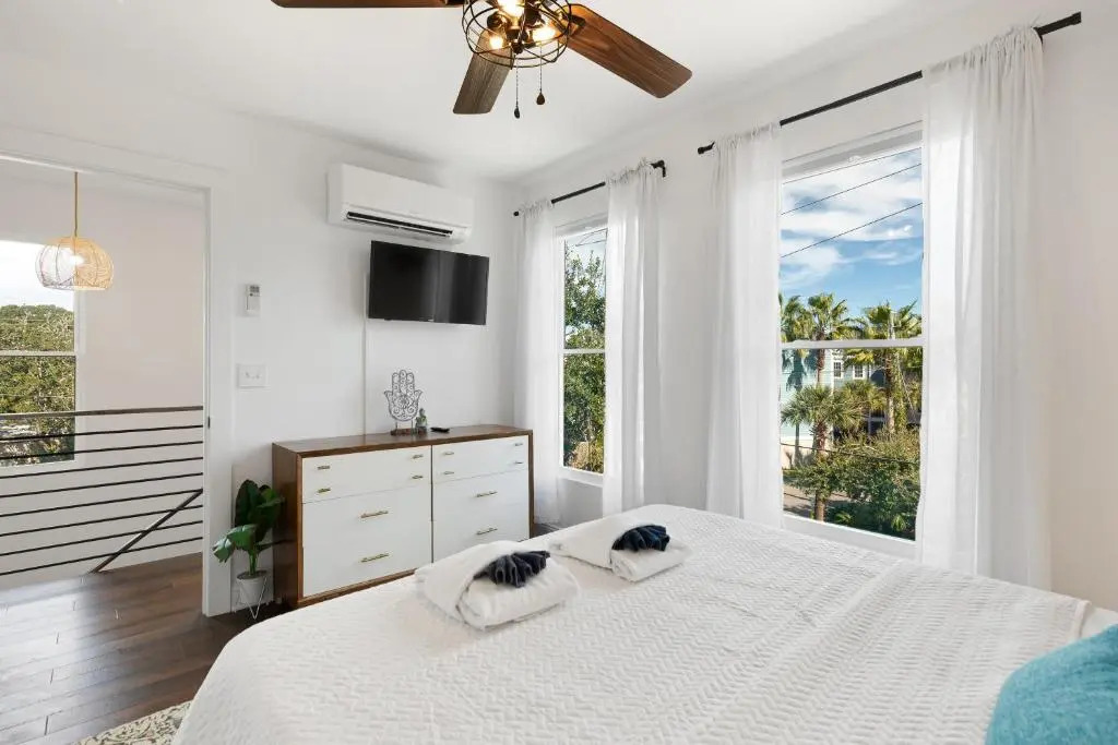 79 Sandbar Ln - Folly in Love - Renovated Private Home - Sunset Views