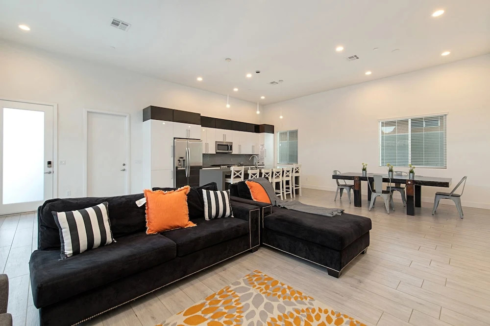 New With Pool + Hot Tub, Close To Downtown 4 Bedroom Home