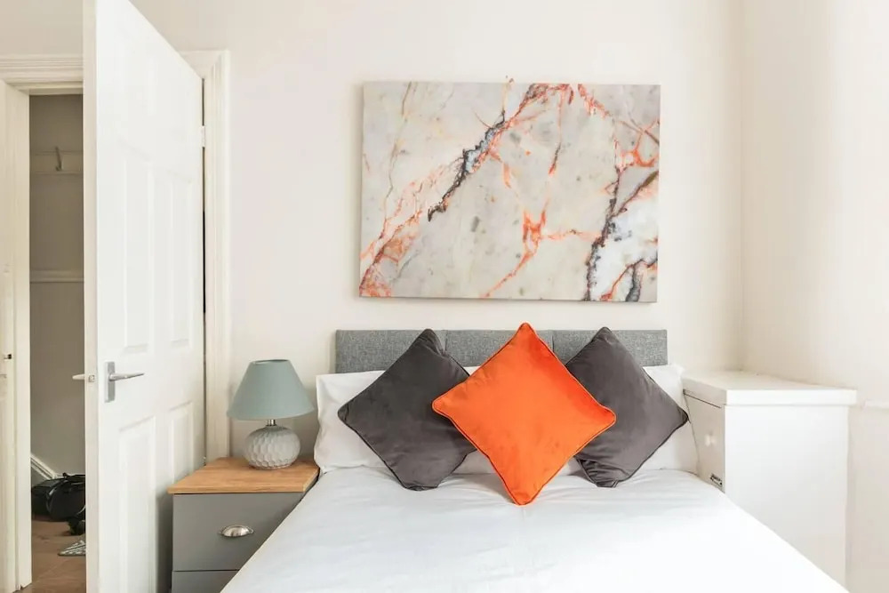 3 Bed House - Sleeps 7 - Garden - Parking - Wifi
