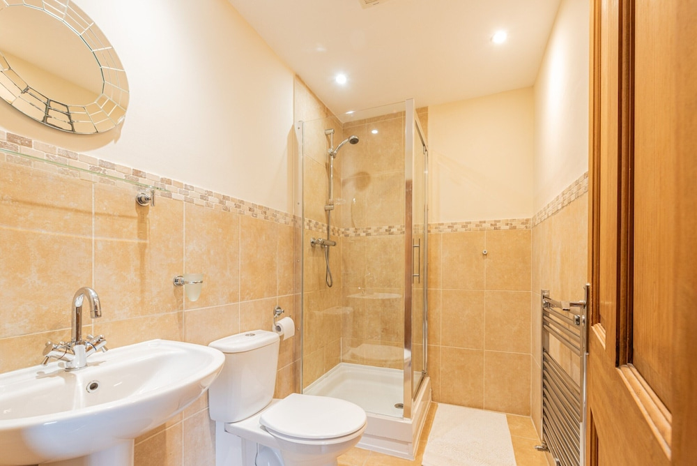 Spacious Country House for 14, Holywell, No Deposit