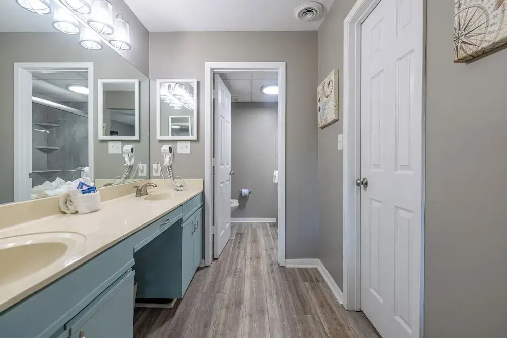 2BR Condo in Edgewater Resort With Golf, Tennis, Pools & Free Tram Service!