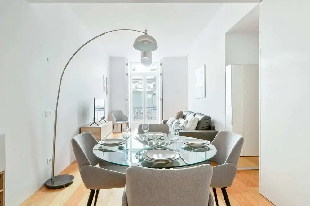 Spacious 1 Bedroom Apartment Near Baixa