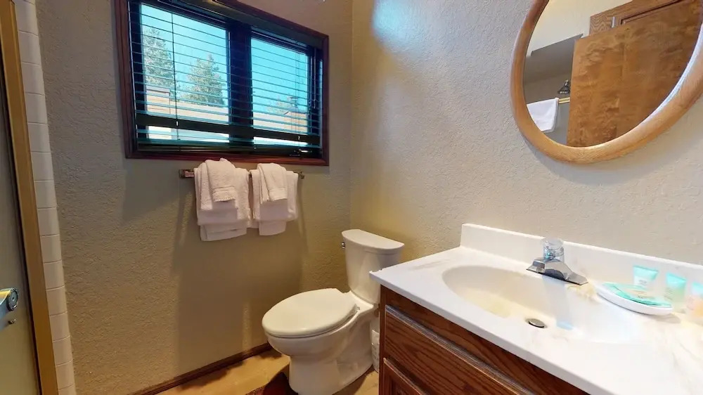 Helios North 6 Spacious and Bright, Pet-Friendly, Walk to The Village Gondola by RedAwning