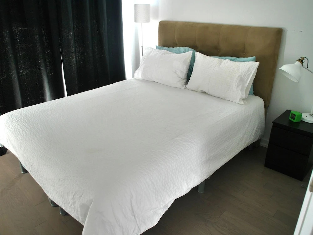 Modern 1BR Condo - Stunning View