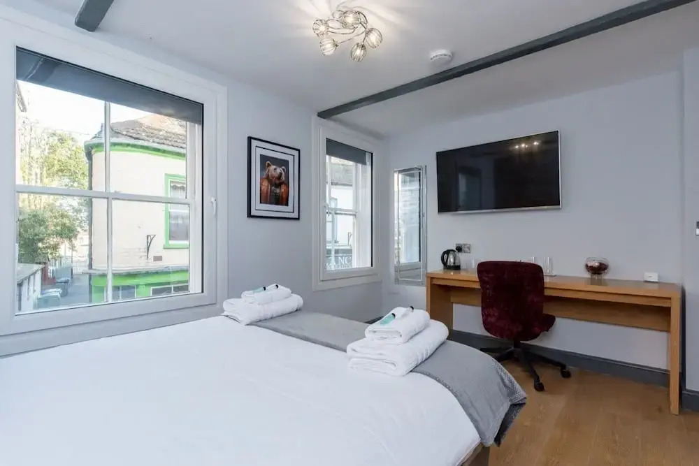 Twenty Hotel & Bar