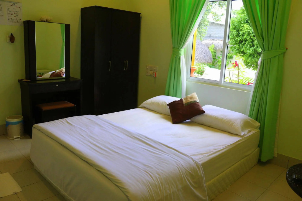 Ras Beach Inn