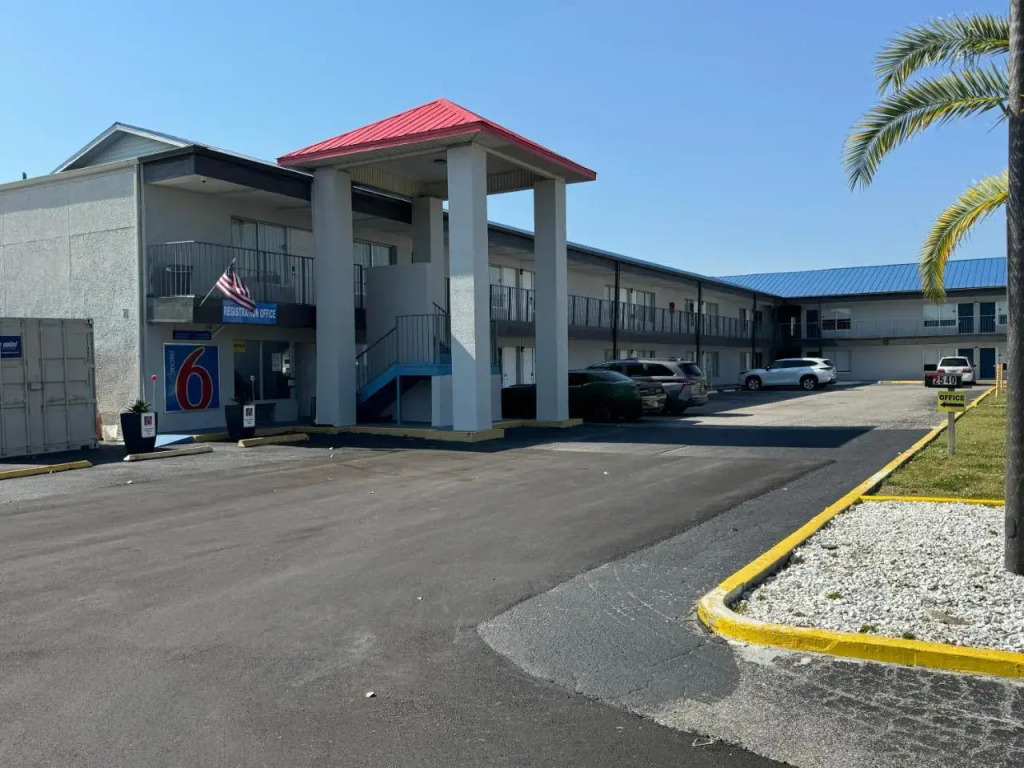 Englewood Inn & Suites