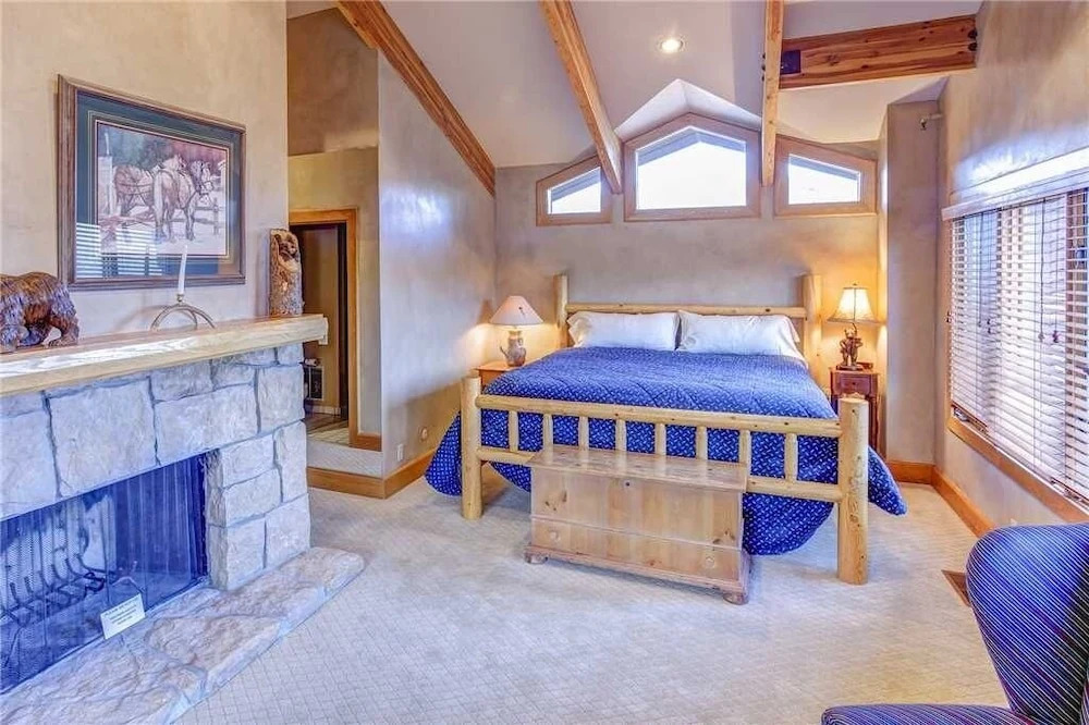 Silverbird 30 3 Bedroom Condo